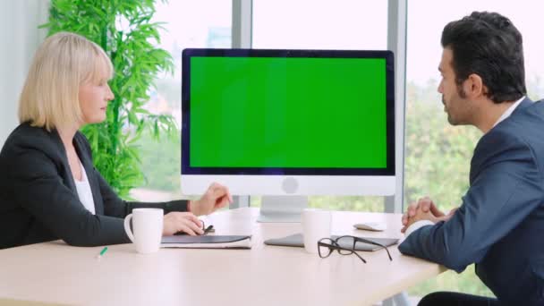 녹색 화면이 달린 회의실에 있는 사업가들 — 비디오