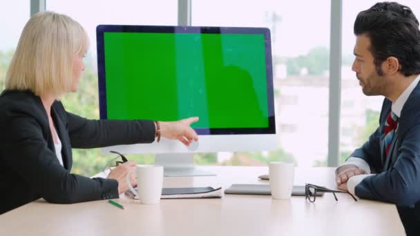Επιχειρηματίες στην αίθουσα συνεδριάσεων με πράσινη οθόνη — Αρχείο Βίντεο