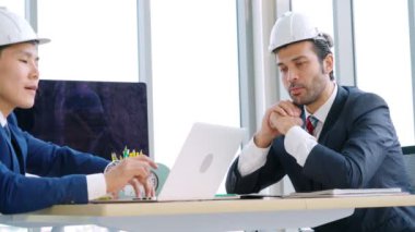 Mühendis ve mimar ofis masasında buluşuyor.