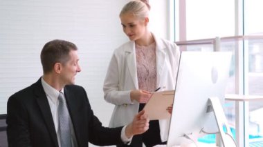 İki iş adamı ofiste proje stratejisi hakkında konuşuyor