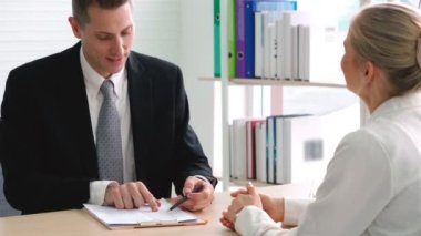 Yöneticiyle iş görüşmesinde iş arayan