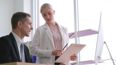 İki iş adamı ofiste proje stratejisi hakkında konuşuyor