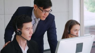 Ofiste çalışan kulaklık takan iş adamları.