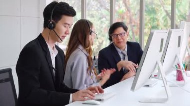 Ofiste çalışan kulaklık takan iş adamları.