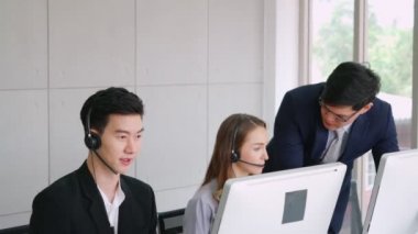 Ofiste çalışan kulaklık takan iş adamları.