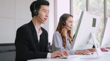 Ofiste çalışan kulaklık takan iş adamları.