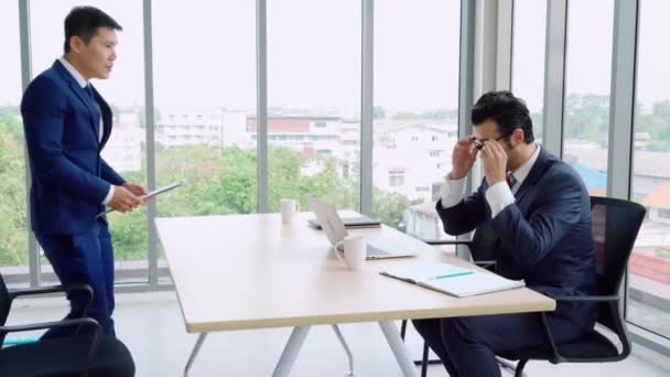 Buscador de empleo en la entrevista de trabajo reunión con el gerente — Vídeo de stock