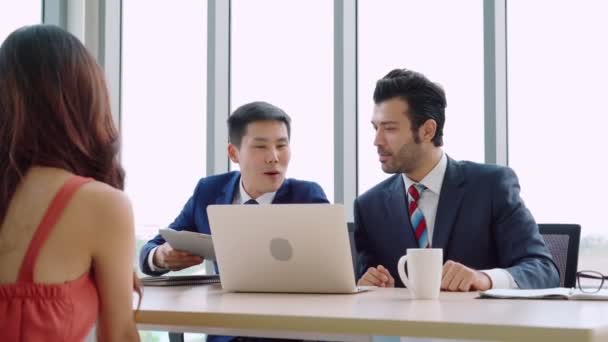 Pencari kerja dalam pertemuan wawancara kerja dengan manajer — Stok Video