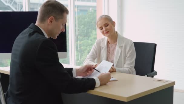 Buscador de empleo en la entrevista de trabajo reunión con el gerente — Vídeo de stock