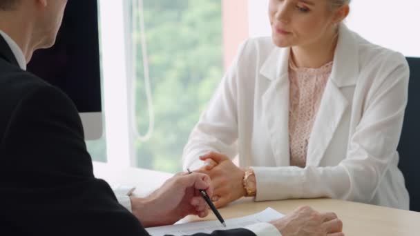 Werkzoekende in sollicitatiegesprek met manager — Stockvideo