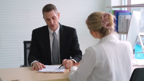Buscador de empleo en la entrevista de trabajo reunión con el gerente — Vídeo de stock