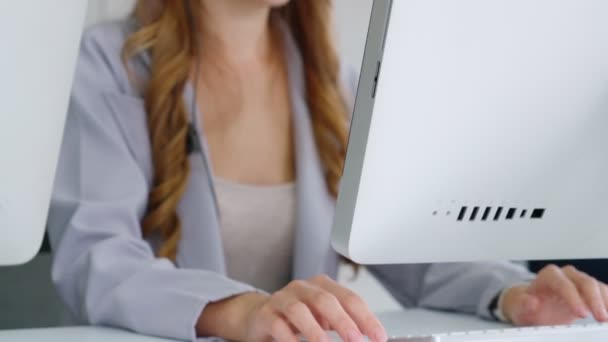 Gente de negocios con auriculares trabajando en la oficina — Vídeos de Stock