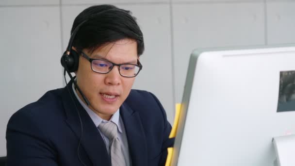 Zakenmensen met een koptelefoon aan het werk — Stockvideo