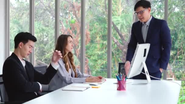 Злий бізнесмен суперечить роботі проблеми на груповому засіданні — стокове відео