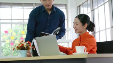 İki iş adamı ofiste proje stratejisi hakkında konuşuyor