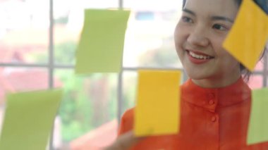 İş adamları proje planlama kurulunda çalışıyor