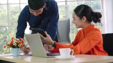 İki iş adamı ofiste proje stratejisi hakkında konuşuyor