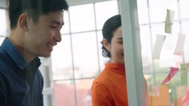 İş adamları proje planlama kurulunda çalışıyor