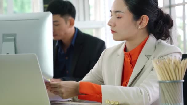 Geschäftsleute am Tisch im modernen Büro — Stockvideo