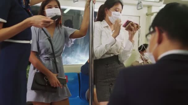 Multidão de pessoas usando máscara facial em uma viagem de trem de metrô público lotado — Vídeo de Stock