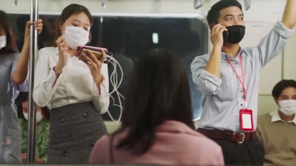 Multidão de pessoas usando máscara facial em uma viagem de trem de metrô público lotado — Vídeo de Stock