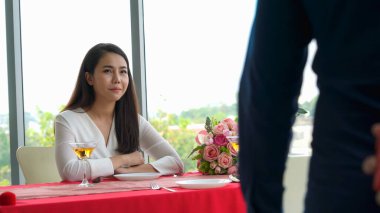 Restoranda yemek yiyen mutlu romantik çift.