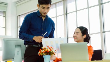 İki iş adamı ofiste proje stratejisi hakkında konuşuyor