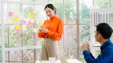 İş adamları proje planlama kurulunda çalışıyor