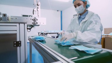 Modern fabrikada yüz maskesi üretim hattı