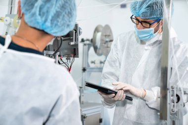 Modern fabrikada yüz maskesi üretim hattı