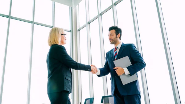 Business people stretta di mano in ufficio aziendale — Foto Stock