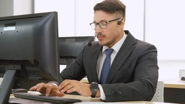 Geschäftsleute mit Headset arbeiten im Büro — Stockfoto