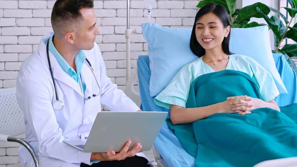 Médico en uniforme profesional examinando al paciente en el hospital — Foto de Stock