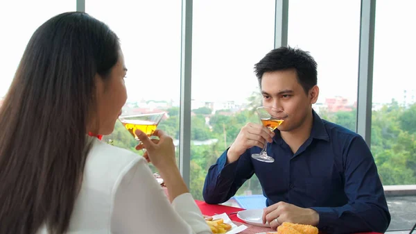 Feliz pareja romántica almorzando en el restaurante —  Fotos de Stock