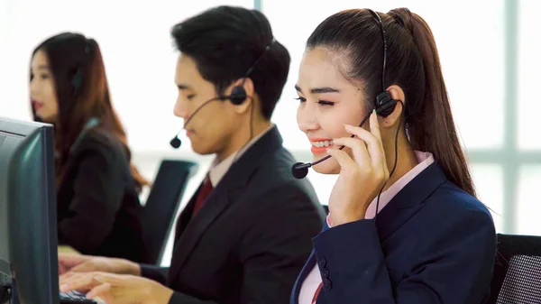 Gente de negocios con auriculares trabajando en la oficina — Foto de Stock