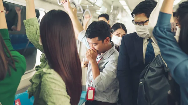 Homem doente no trem tosse e fazer outras pessoas se sentir preocupado com a propagação do vírus — Fotografia de Stock