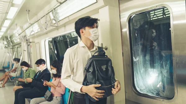 Multidão de pessoas usando máscara facial em uma viagem de trem de metrô público lotado — Fotografia de Stock