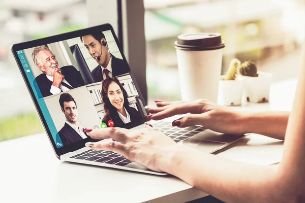 Réunion des gens d'affaires par vidéoconférence sur un lieu de travail virtuel ou un bureau distant — Photo