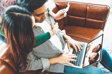 Covid-19 Coronavirus sırasında evde güvende kalırken aile içi mutlu video çağrısı