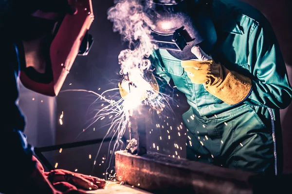 Stahlschweißarbeiten Mit Elektrischen Lichtbogenschweißmaschinen Zum Schweißen Von Stahl Der Fabrik — Stockfoto