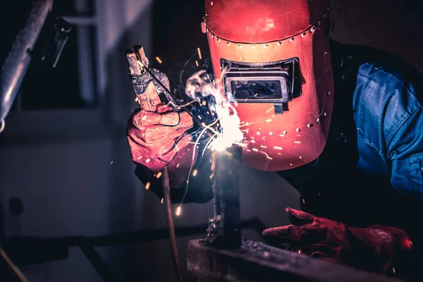 Aço Solda Metal Trabalha Usando Máquina Elétrica Soldadura Arco Para — Fotografia de Stock