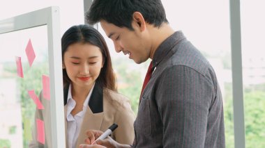 İş adamları proje planlama kurulunda çalışıyor