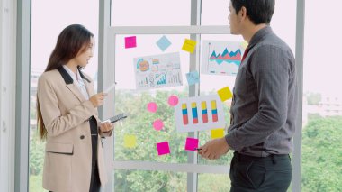 İş adamları proje planlama kurulunda çalışıyor