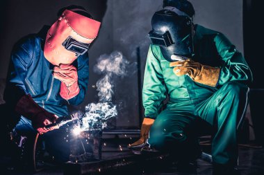 Metal kaynak çeliği, fabrikada çelik kaynaklamak için elektrikli yay kaynak makinesi kullanır. El becerisi iş gücü kavramına göre metal imalatı ve inşaat bakım hizmeti.