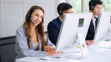 Ofiste çalışan kulaklık takan iş adamları.