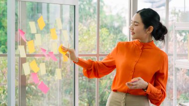 İş adamları proje planlama kurulunda çalışıyor