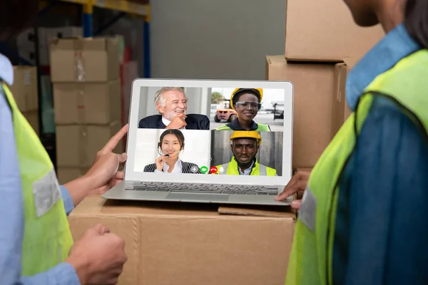 Склад співробітників розмовляє на відео виклик на екрані комп'ютера в сховищі — стокове фото