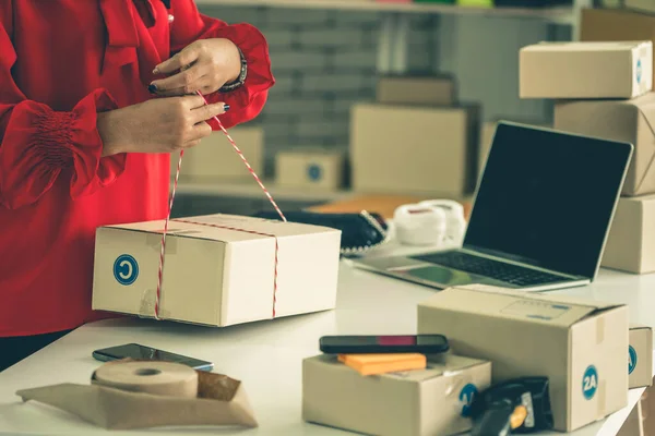 Vendedor Línea Trabaja Oficina Casa Empaca Caja Envío Cliente Propietario — Foto de Stock