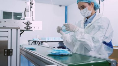 Modern fabrikada yüz maskesi üretim hattı