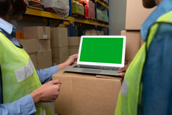 Комп'ютер з зеленим екраном у складській кімнаті — стокове фото